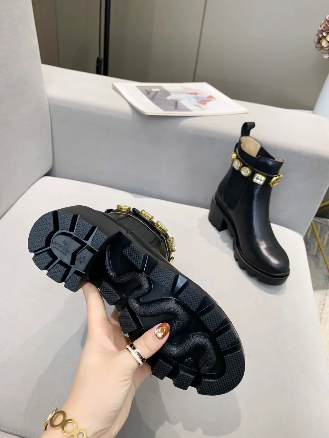 👟👟Ex-factory price 520👟👟 Cowhide new version of Gucci GUCCI hot sale✅ 6-inch ankle boots 🎉Separate edge bead layout and cowhide layout Very easy to match 👍Elastic trim on both sides makes it easy to put on and take off. It has removable brilliant crystal diamonds💎. The engraved trim wraps the crystal, which is particularly retro British style. The front is decorated with LOGO double G accessories. ✅ Heel height: 6cm Fabric: Imported cowhide 🐂 Inner lining/foot pads: upgraded cowhide 🐂 Color: black Code number: 34-40. 34 and 41 42 need to be customized Packaging: Comes with card and cloth bag.